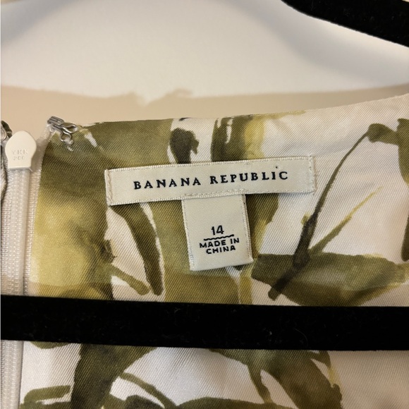 Banana Republic Knee Length Green and White Tropical Leaf Print Scoop Neck Dress - Picture 4 of 5